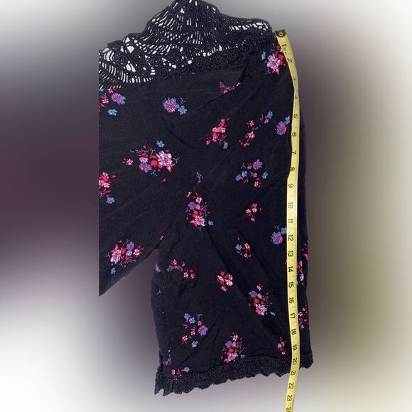 Time and True cover up. Black floral kimono One size - Picture 9 of 11